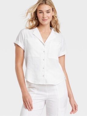 Universal Thread White Short-Sleeve Button-Front Camp Collar Shirt